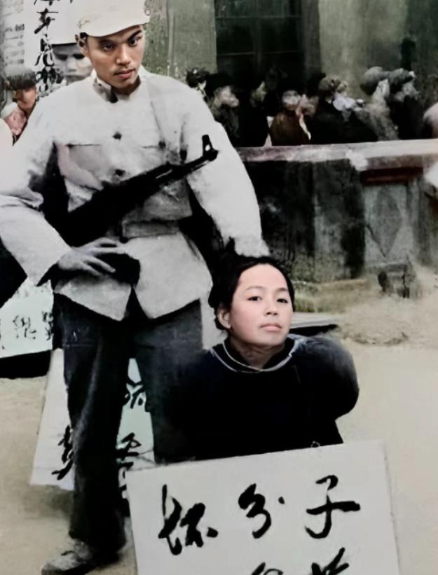 这张照片拍摄于1962年，地主婆吕秀英被处决前摄影师按下了快门，从她面前的牌子可