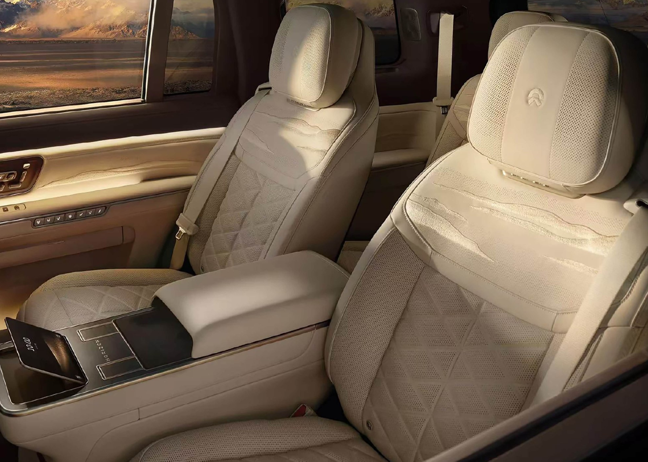 蔚来ES9官宣预售，定位就是蔚来“最旗舰的SUV”。价格段横跨52.8万到65.