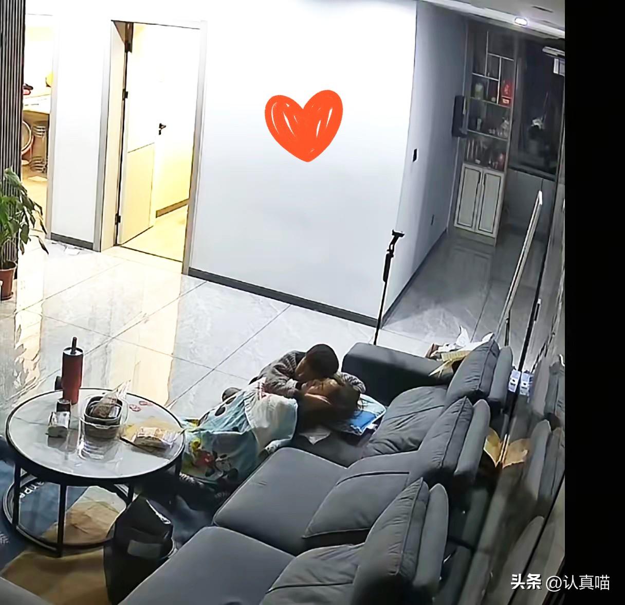 看哭了！单亲妈妈辅导作业急到晕倒，孩子守了50分钟不敢打120，这一幕戳中无数家