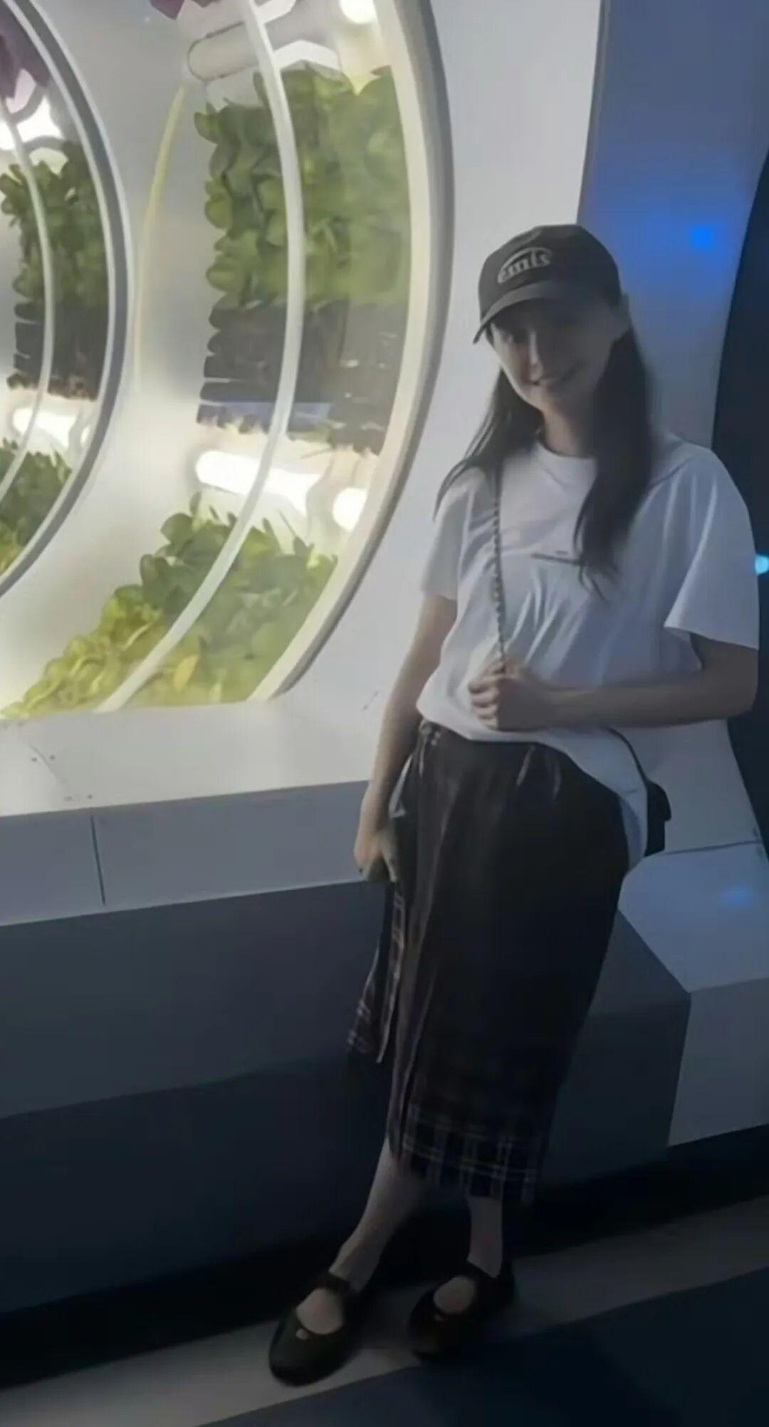 她后悔了，又准备进娱乐圈了
 王楚然真人皮肤特别好，超级白。 
 阿嫲里面另外一