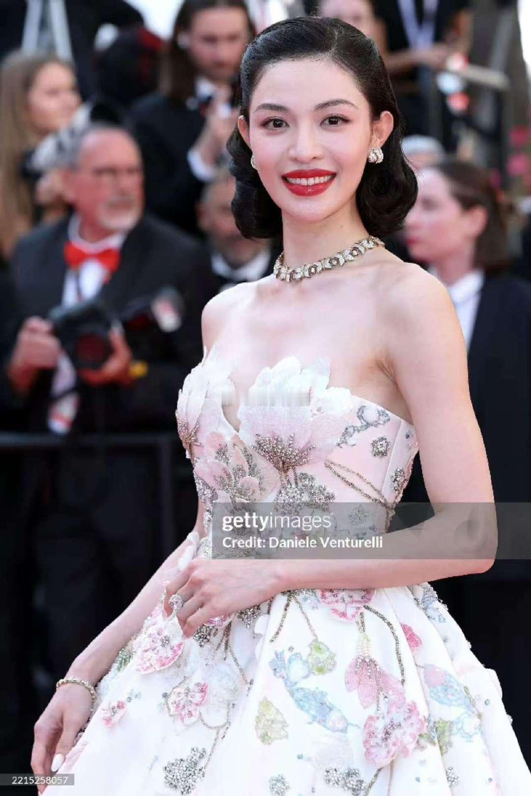 钟楚曦戛纳电影节生图阳光洒在钟楚曦身上真美钟楚曦亮相戛纳电影节红毯，笑容好明媚啊