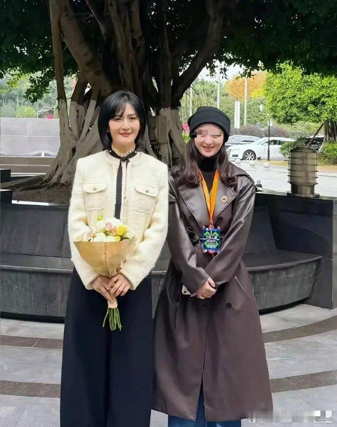 原来一直以为谢娜只有160左右，脸小又瘦显矮。如今看这照片，竟有165了，身高认