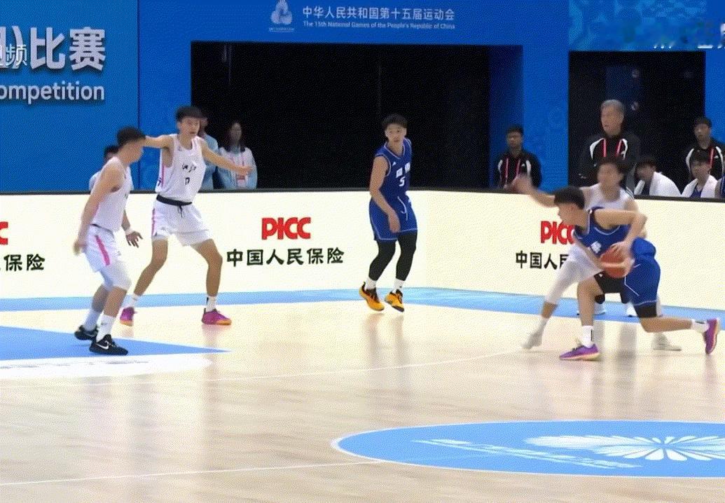 徐昕打U22这种级别也是游刃有余，有暴扣有盖帽有灵性助攻，内线防守威慑力太大了 