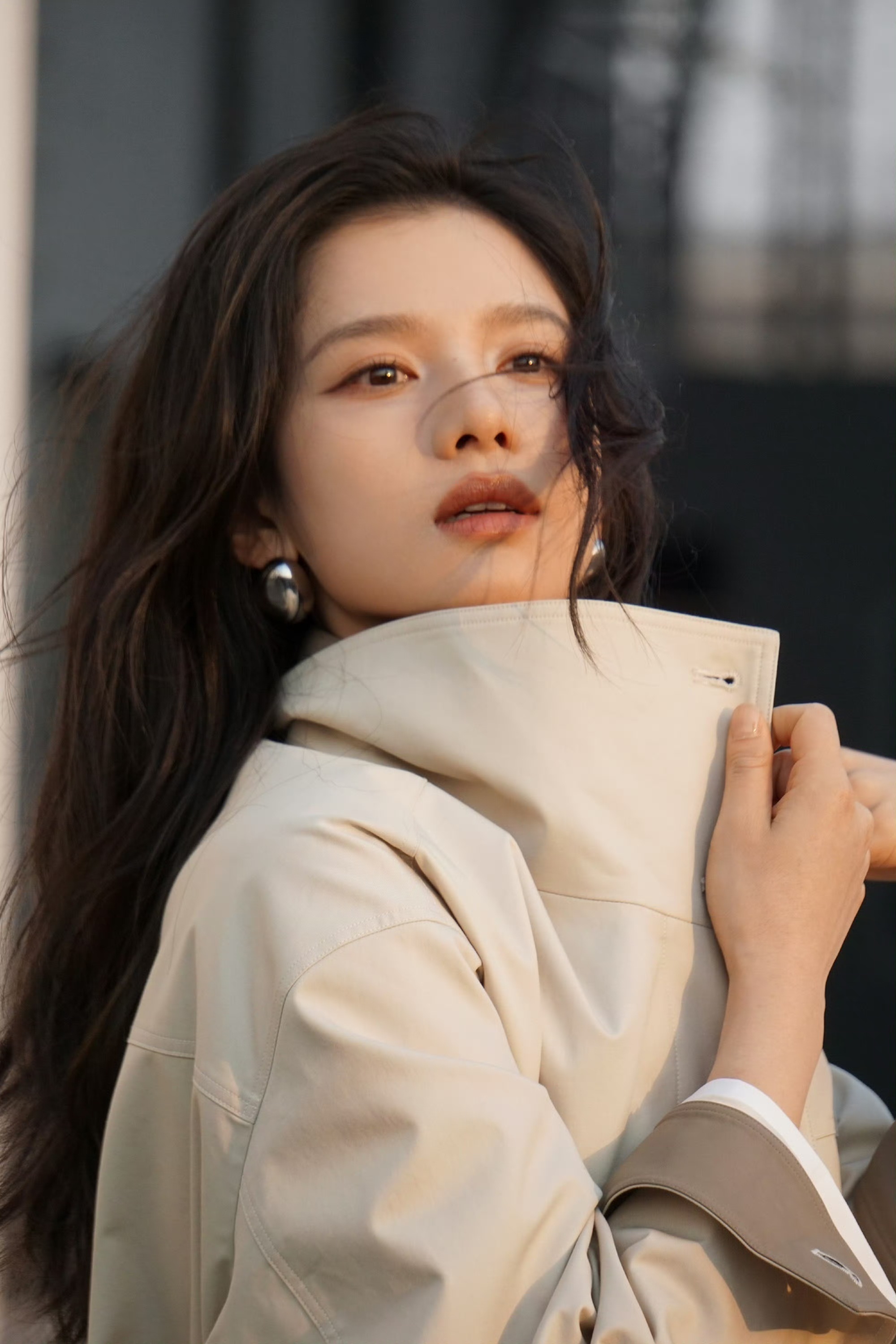 张婧仪[超话]张婧仪感受爱的涟漪张婧仪风衣随拍 ​跟着张婧仪感受爱的涟漪~ ​​