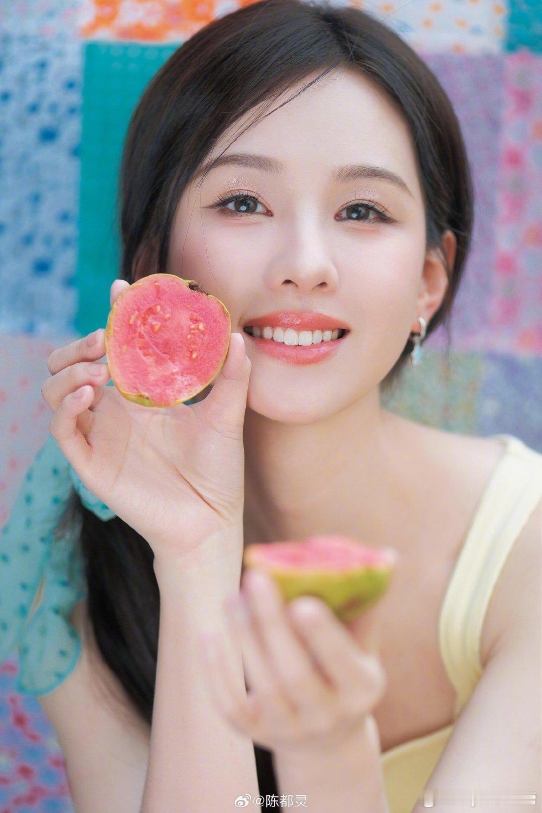 阳光洒在她的发丝上，连空气都弥漫着青提气泡水的清爽劲儿～～陈都灵从青涩校园到多元