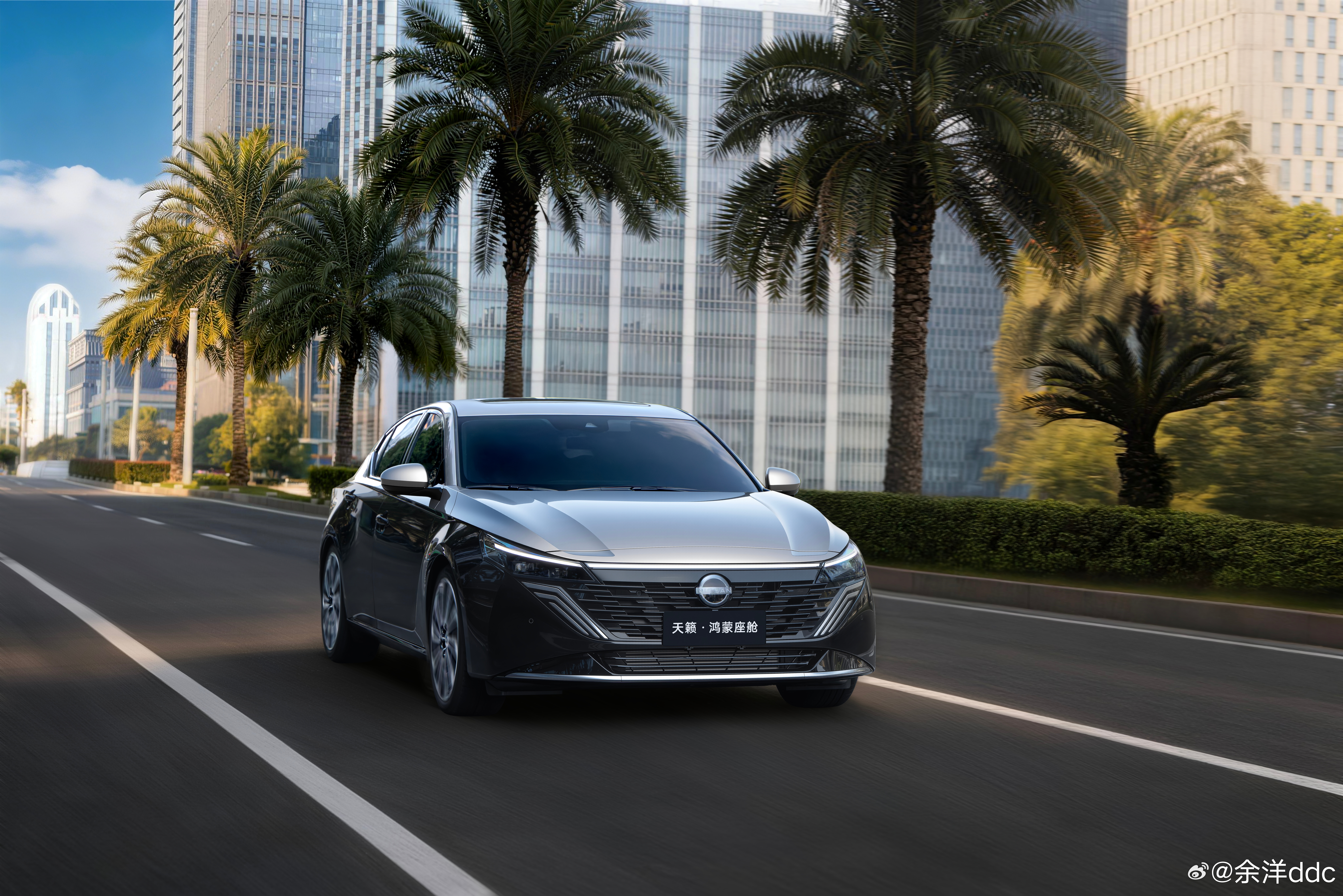 看了下天籁，这车挺全面的，动力部分2.0T，相比同级别的1.5T优势明显，毕竟全