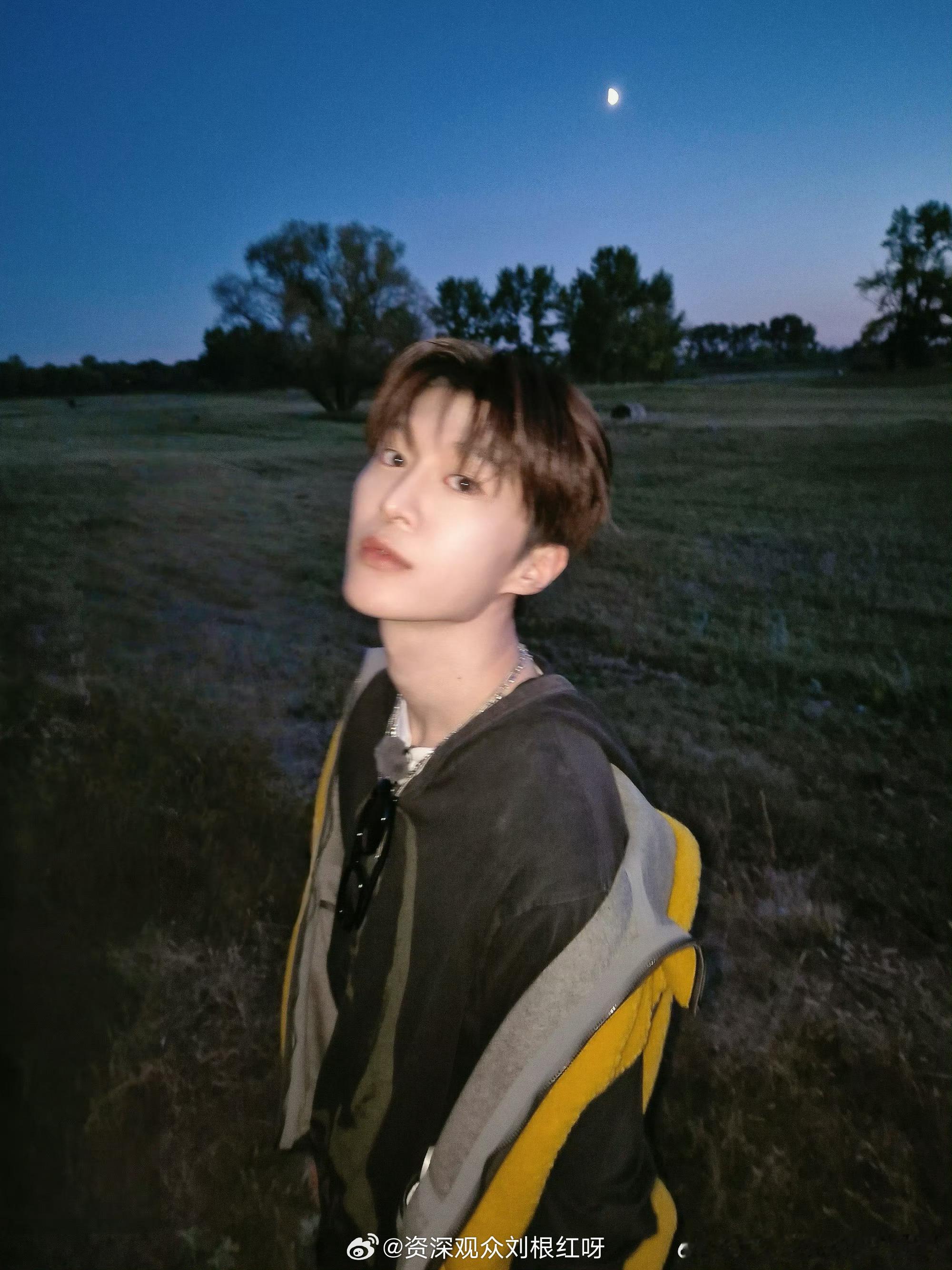 范丞丞认证自己跑男团最爱动脑子范丞丞真的太有意思了，在节目采访中认证自己是最聪明