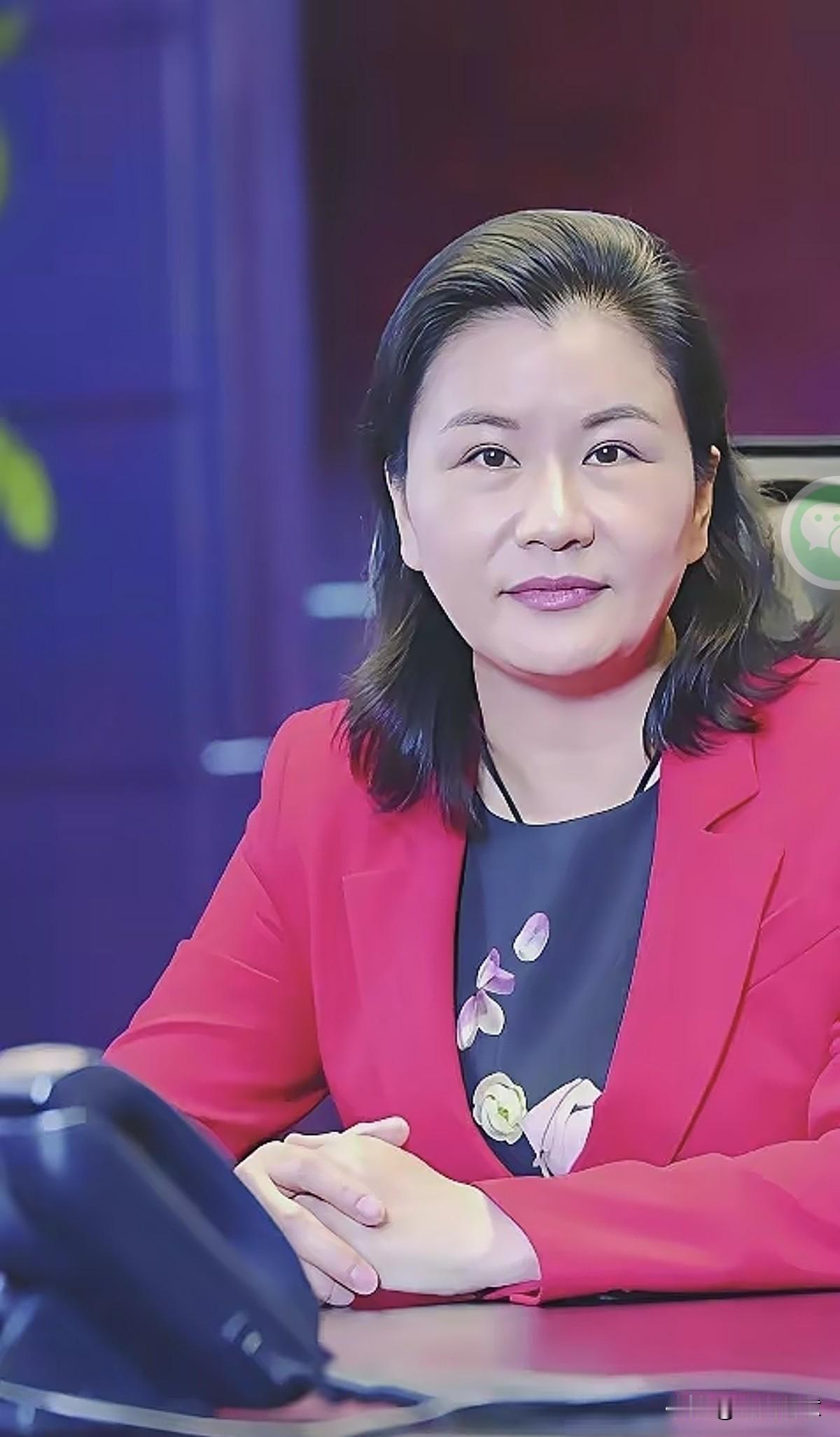 在美国总统特朗普访华的欢迎宴会上，全球“玻璃女王”周群飞坐在马斯克和库克两位商界