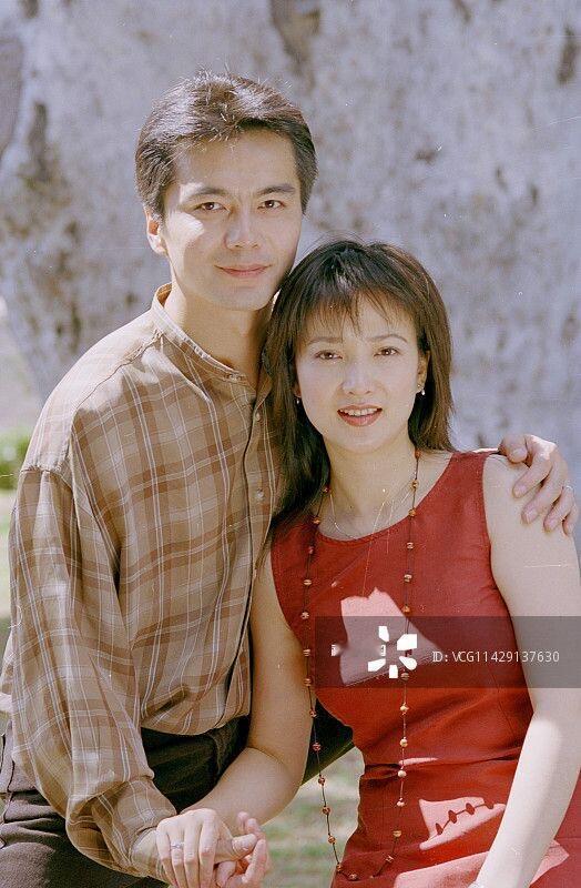 热恋时期的何晴和许亚军何晴许亚军旧照 有博主发了一组1998年热恋时期的何晴和许