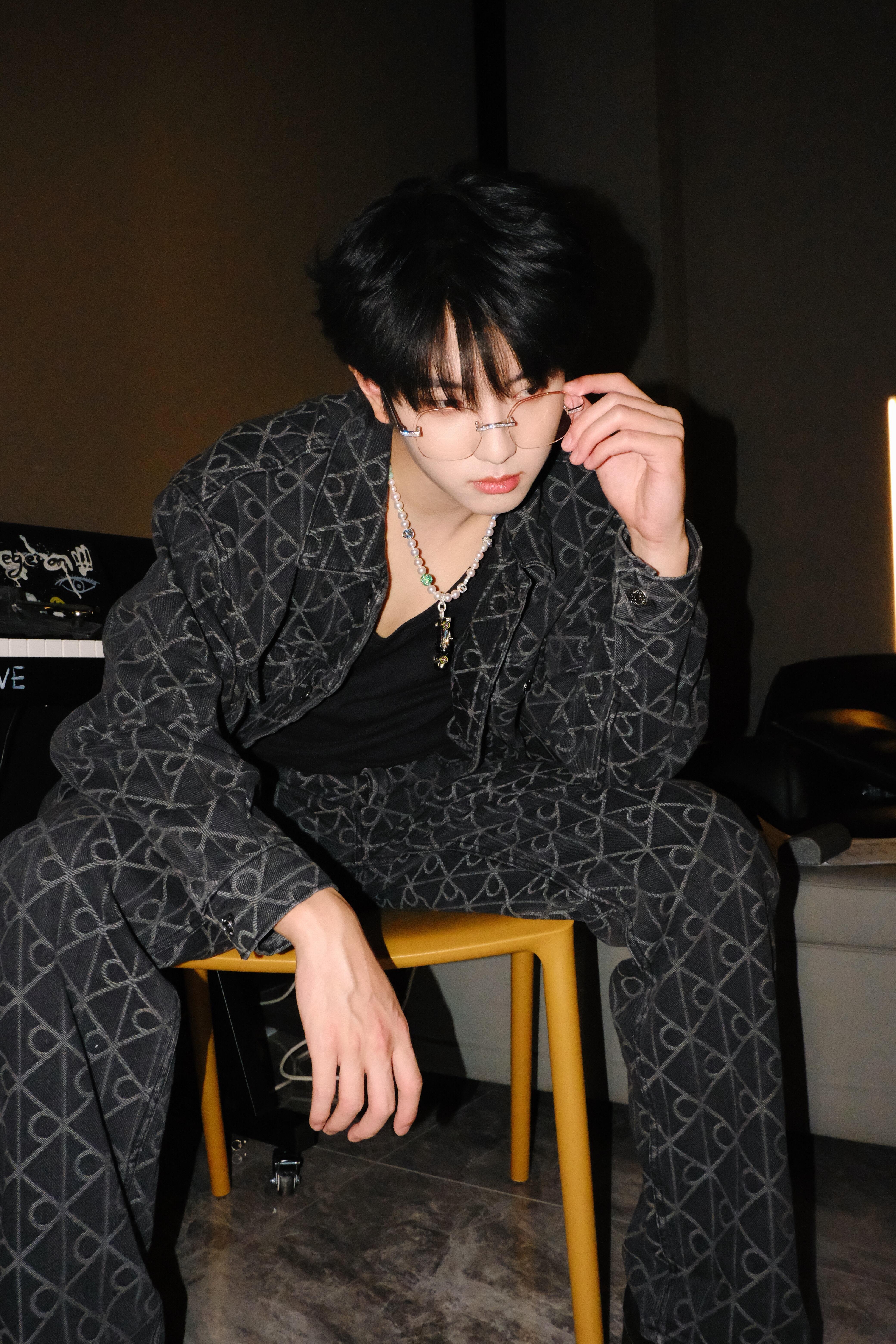 穆祉丞戴眼镜造型 穆祉丞微博+🍠更新太酷了！戴眼镜造型清冷少年感！斯文又帅气，