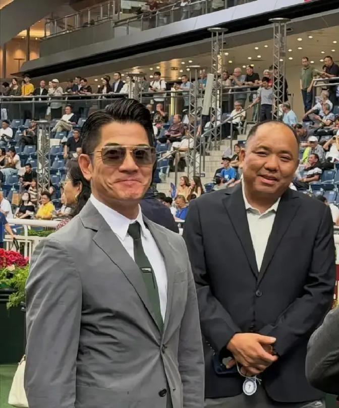 黄圣依在镜头前承认，她名下没有个人账户，杨子手里攥着家里的全部财产和七部手机。