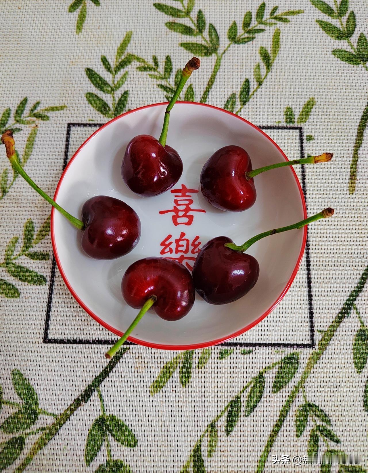 大早起，外面就下起了大雨，雨打窗棂，噼里啪啦，玻璃窗上的雨滴，肆意流淌……

我