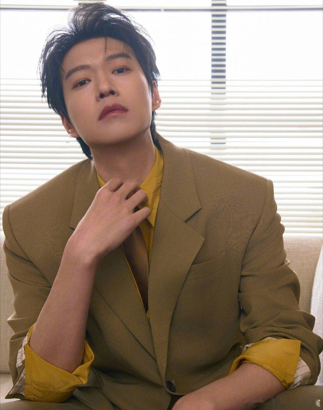 微博之夜造型大片释出，魏大勋身着 Saint Laurent 2026 春夏系列