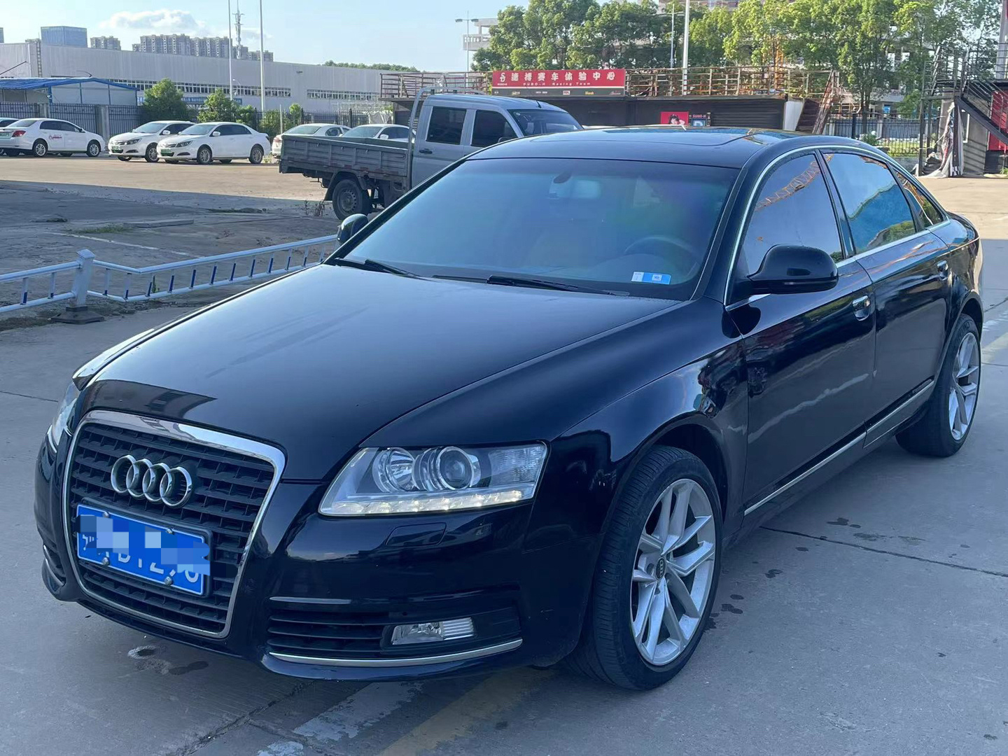 今日开A6L 2010年的 2.4L  V6的 虽然年份有些长，不过还挺好开的，