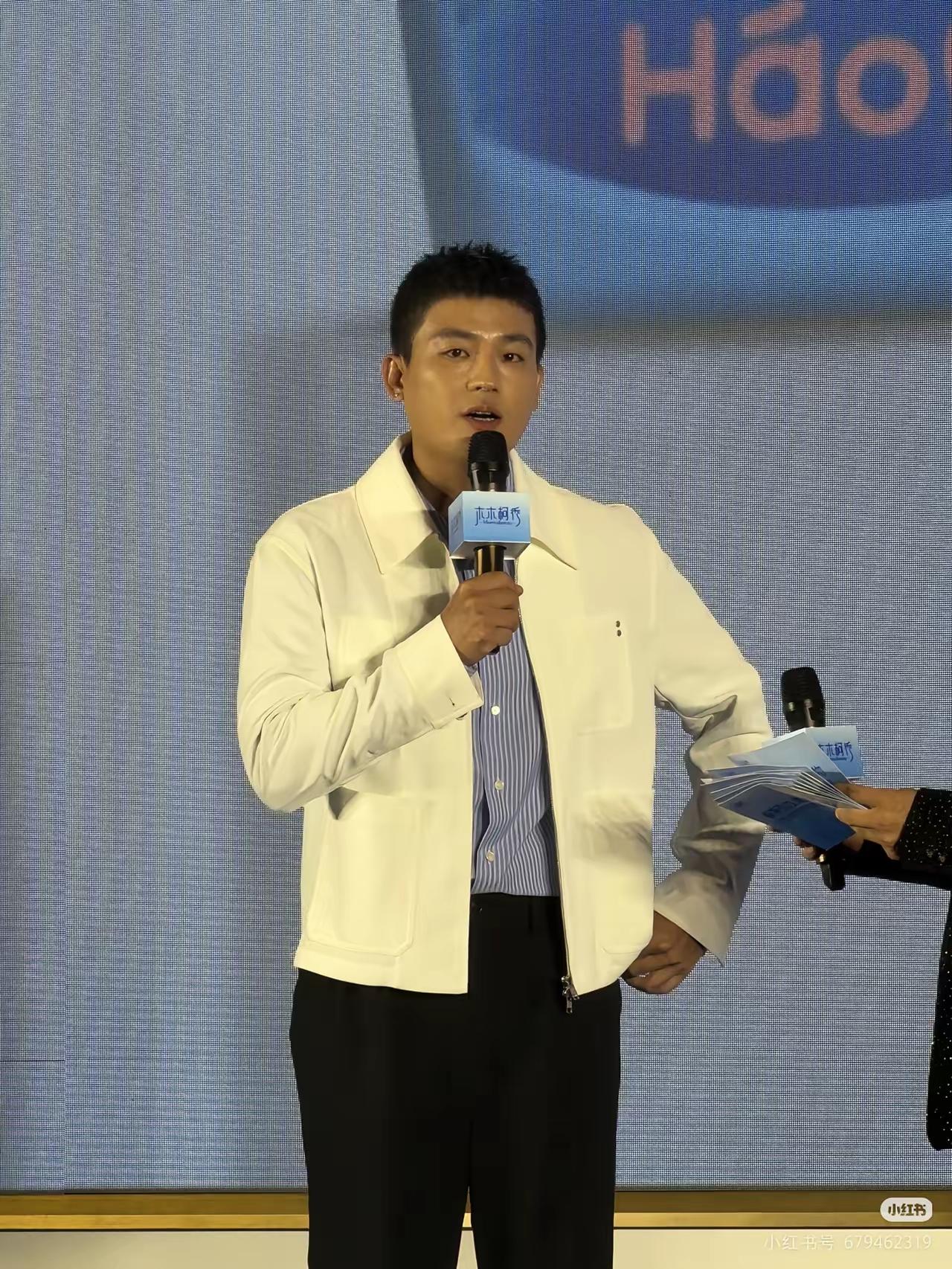 他怎么大变模样了，当年奶油小生如今变成了大叔级别
你们认识他吗？
他拿着话筒，站