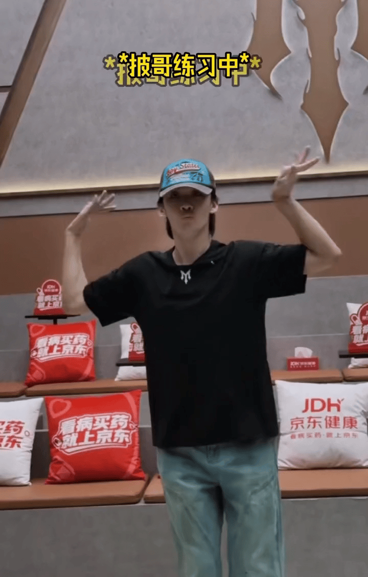 王赫野埃及手拐出直角来了 唱歌是专业级，跳舞是欢乐喜剧人，王赫野你还有多少惊喜是