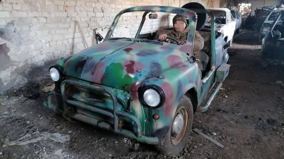 老爷车的最终结局真正意义上老到没牙的“扎波罗热”牌ZAZ-965A被俄军士兵锯掉