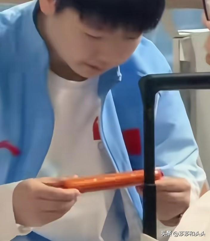 莎莎，我就看你怎么剥开这根火腿肠？在机场莎莎肚子饿了，从包里拿出一根香肠垫垫肚子