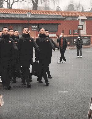 这些人穿的羽绒服真是太好看了，不知道这是什么牌子的，也非常想买一件穿，这件羽绒服