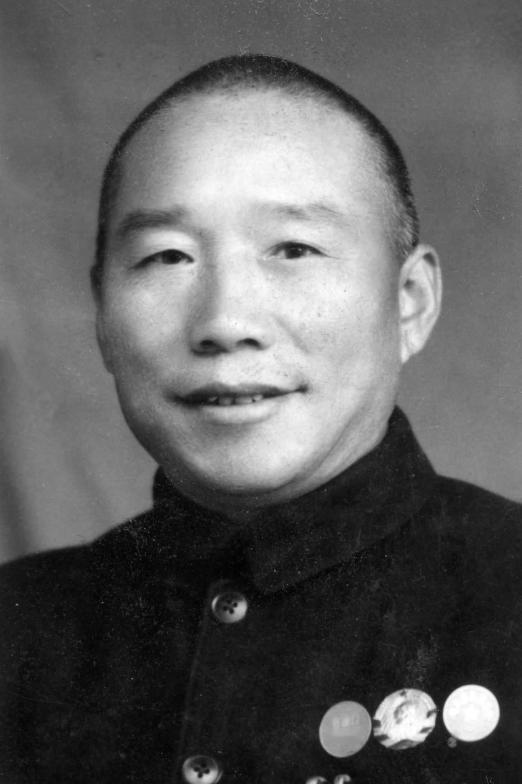 1948年，国军的一名伙夫和大部队走散了，被解放军拦下。解放军看他年纪大，便发了