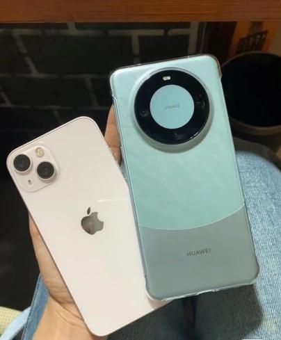 苹果15网上预定已经抢购一空，发货时间排到了11月中旬。
华为人人都在夸，没人晒