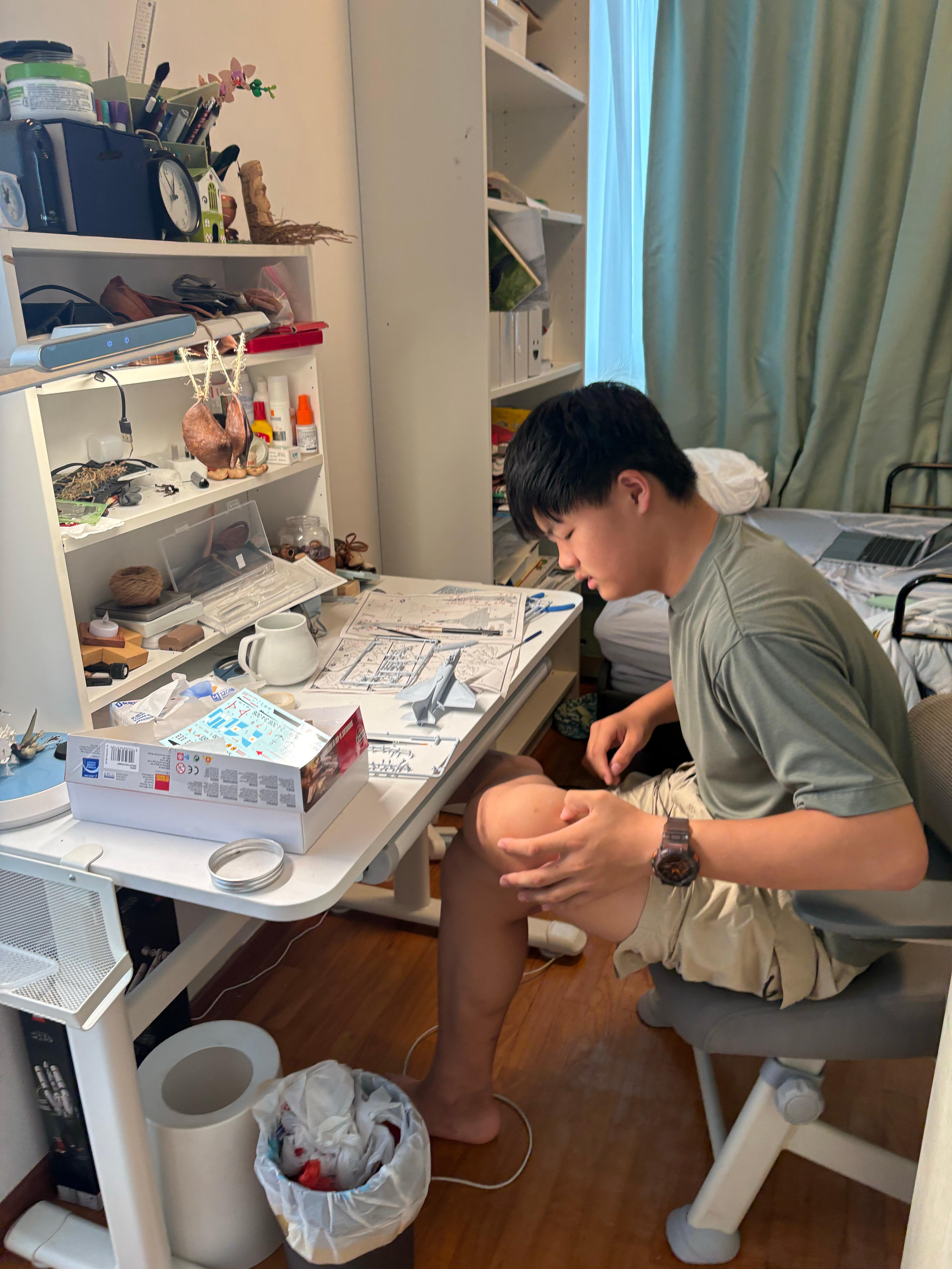 还在为胶水的问题掰头。他重新买了一个正规品牌的胶水，但是和昨天那个三无产品是同类