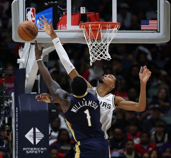 马刺文班亚马的盖帽实力实在太强了！
 
在今日马刺客场以114：93击败开拓者的