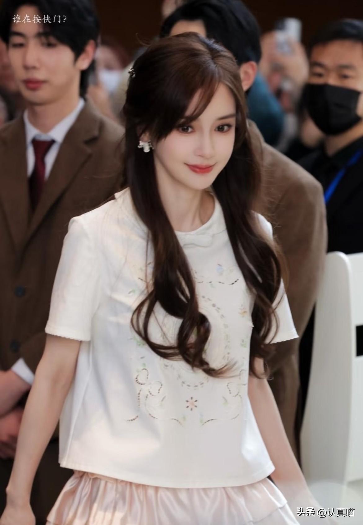 发现了没，
杨颖最大的变化，
根本不是颜值变好看，而是整个人瘦得越来越让人意外。