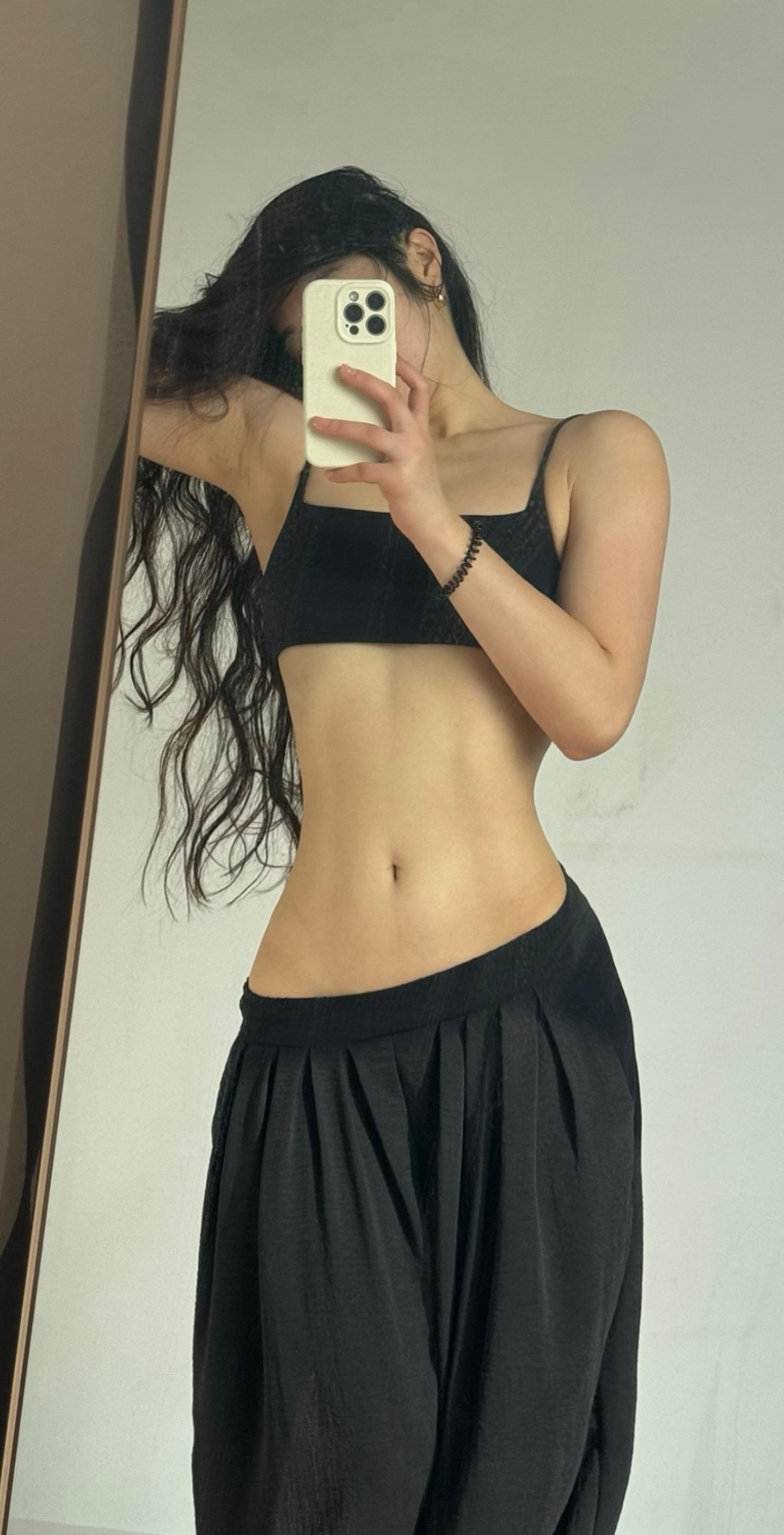 不要总是怪曾经的自己， 她曾经一个人站在雾里也很迷茫。