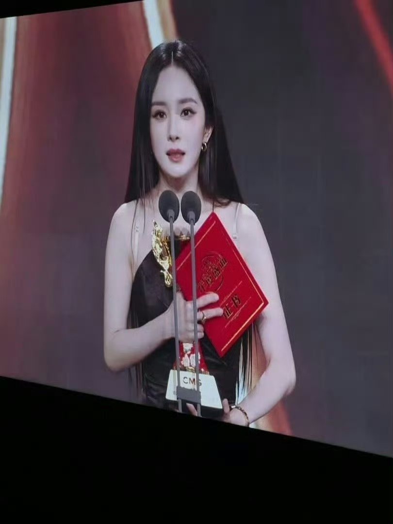 杨幂双料视后了 奖杯在手，笑看疯狗。从来都是以获奖者验证含金量，而非奖杯本身。杨