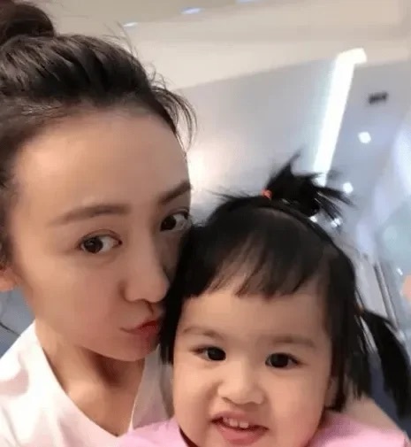 王鸥 何九华因为两人的恋情其实早就传了很多年，之前也多次被拍到一起出行、带娃相关