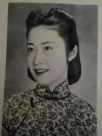 1926年，北京饭店，22岁的唐怡莹趁丈夫不在，与25岁的张学良发生了关系。
