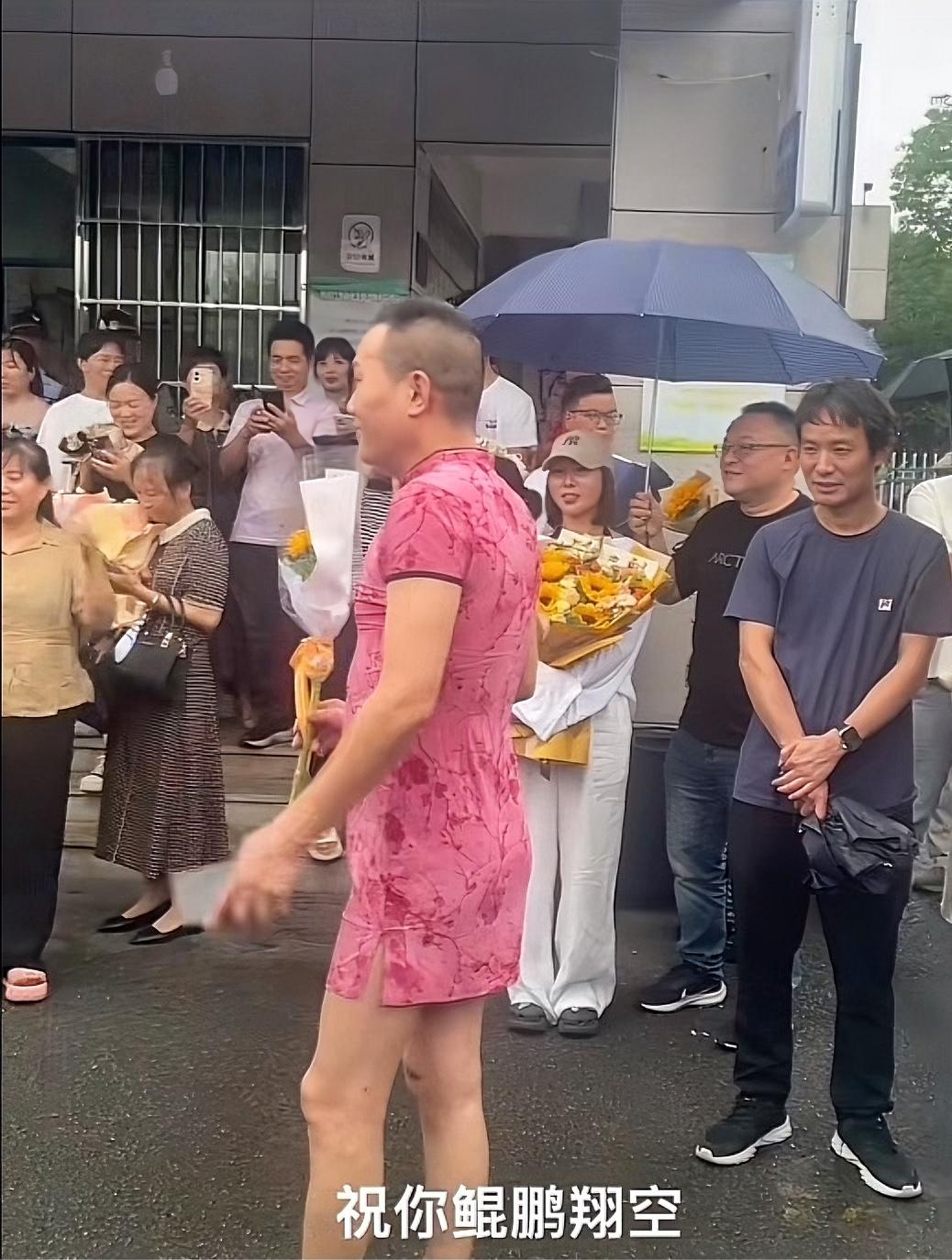高考期间，男子穿旗袍祝孩子旗开得胜这事引争议。往年妈妈穿旗袍送考，是温柔期许，大