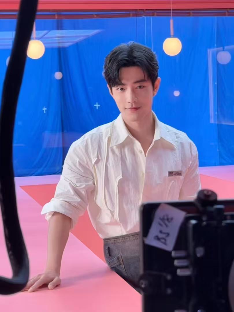 穿着清爽白衬衫在绿幕里演阳光刺眼好强的信念感 