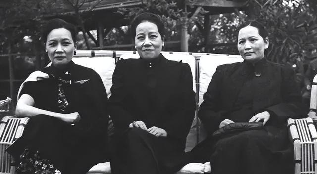 宋美龄一生究竟有多少财富？
咱得先从根上说起。宋美龄不是嫁给蒋介石才阔的，人家那