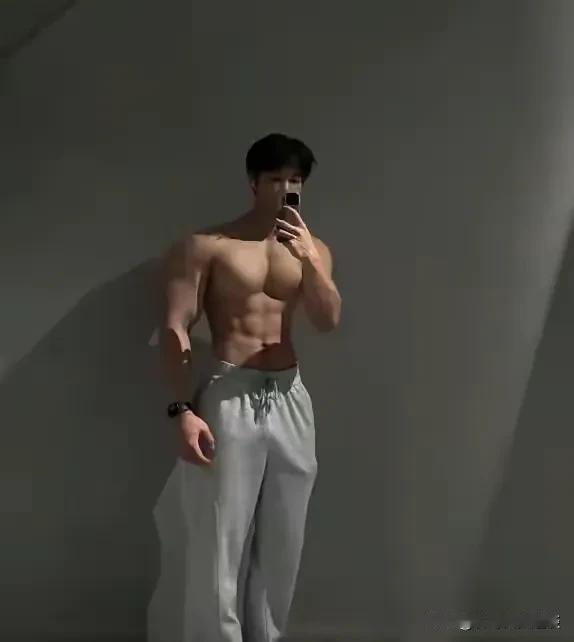 28岁的表弟也不谈婚论嫁天天就往健身房跑，他说要保持体型不变。表弟今年都28岁了