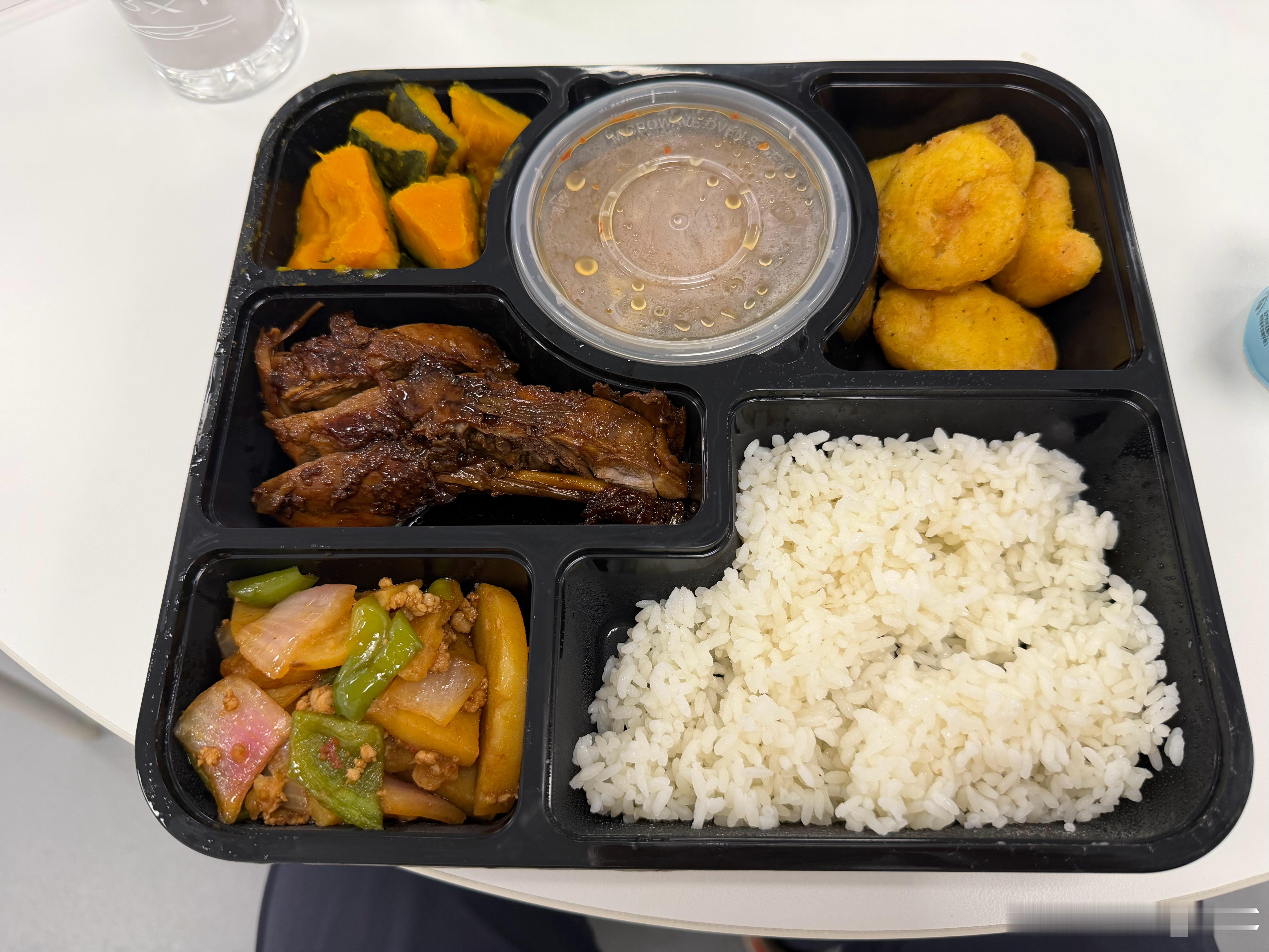特斯拉的客户饭，还行吧……要说吃的好，还是问界的客户饭好[坏笑][坏笑] ​​​