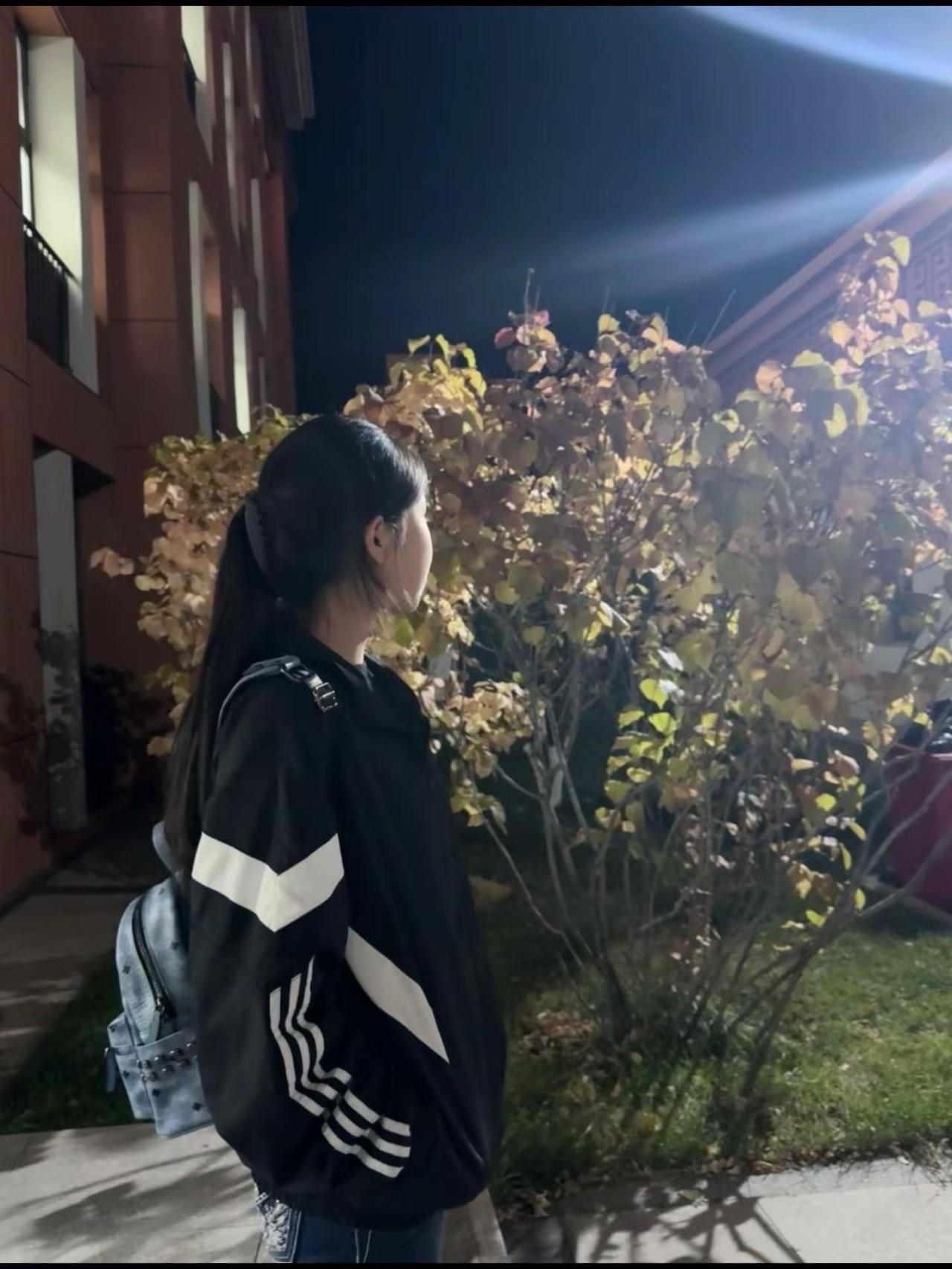 你为我的外貌停留  看到我的性格又悄悄皱眉