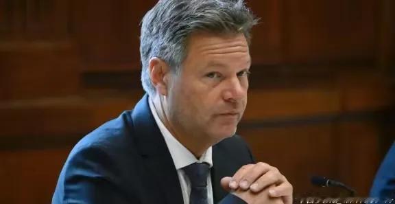 德国经济部长哈贝克最近在论坛上聊起中国电动汽车，那语气里带着点小复杂。他说以前德
