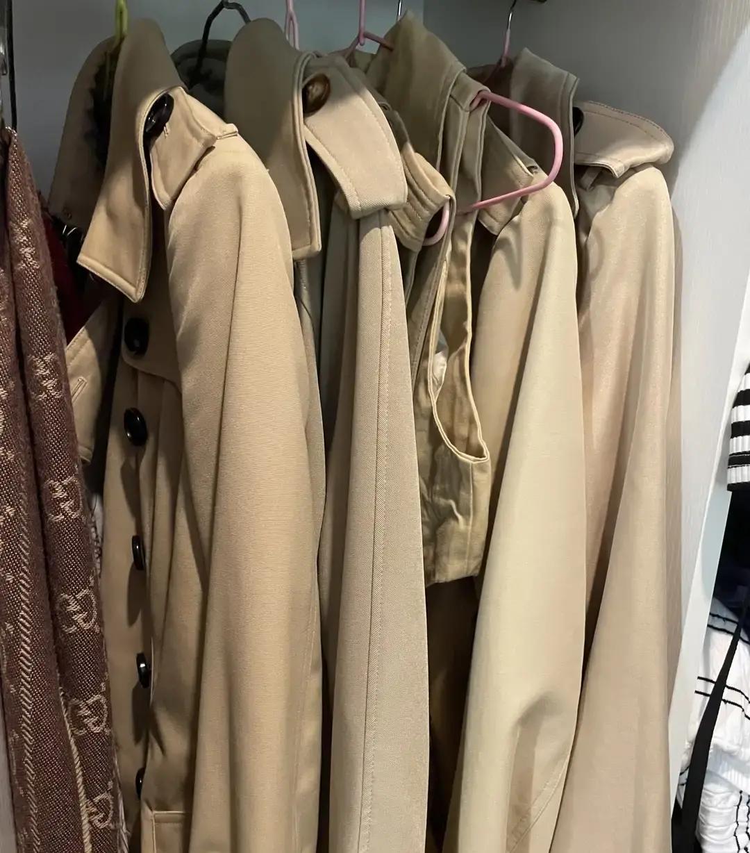 我翻衣柜发现春秋外套最尴尬。

三月北京还冷得裹羽绒服，五月就直奔短袖，风衣挂那