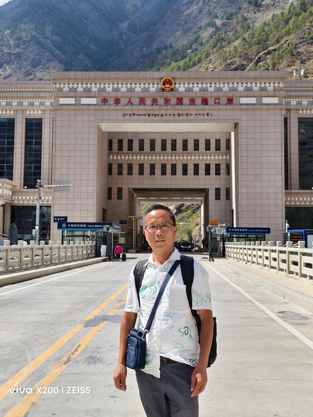 中国和尼泊尔边界吉隆口岸一带今早5时发生泥石流灾害，中国口岸前这座大桥被冲毁，中
