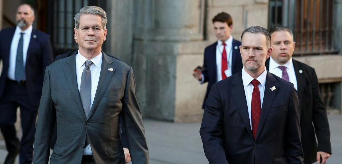 咋了？贝森特谈判 
一脸的愁云，会谈的路上看上去不是很高兴吗？难道心里是没有底？