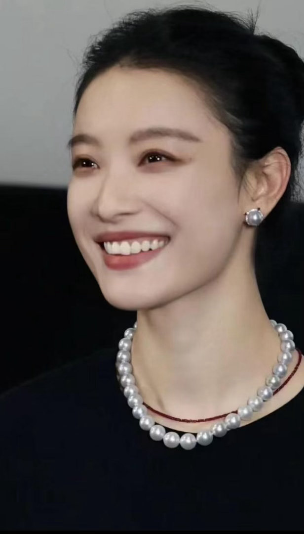 倪妮摇来了影帝影后视帝视后 《隐身的名字》里任小名终于考上大学，戏外倪妮的转发区