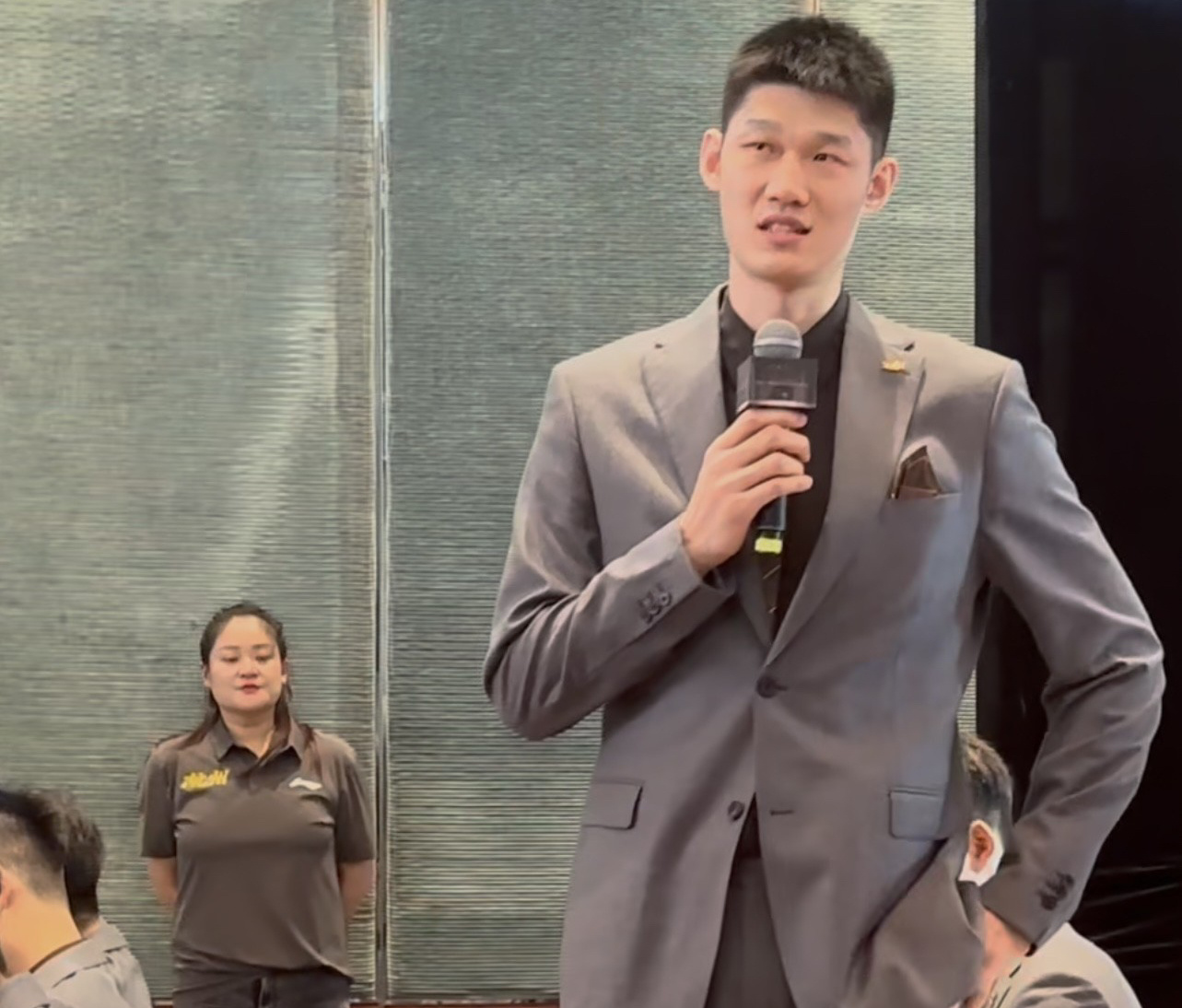 胡金秋：前几个赛季大家都有遗憾，希望新赛季有个好的结果#cba# 今日，广厦男篮