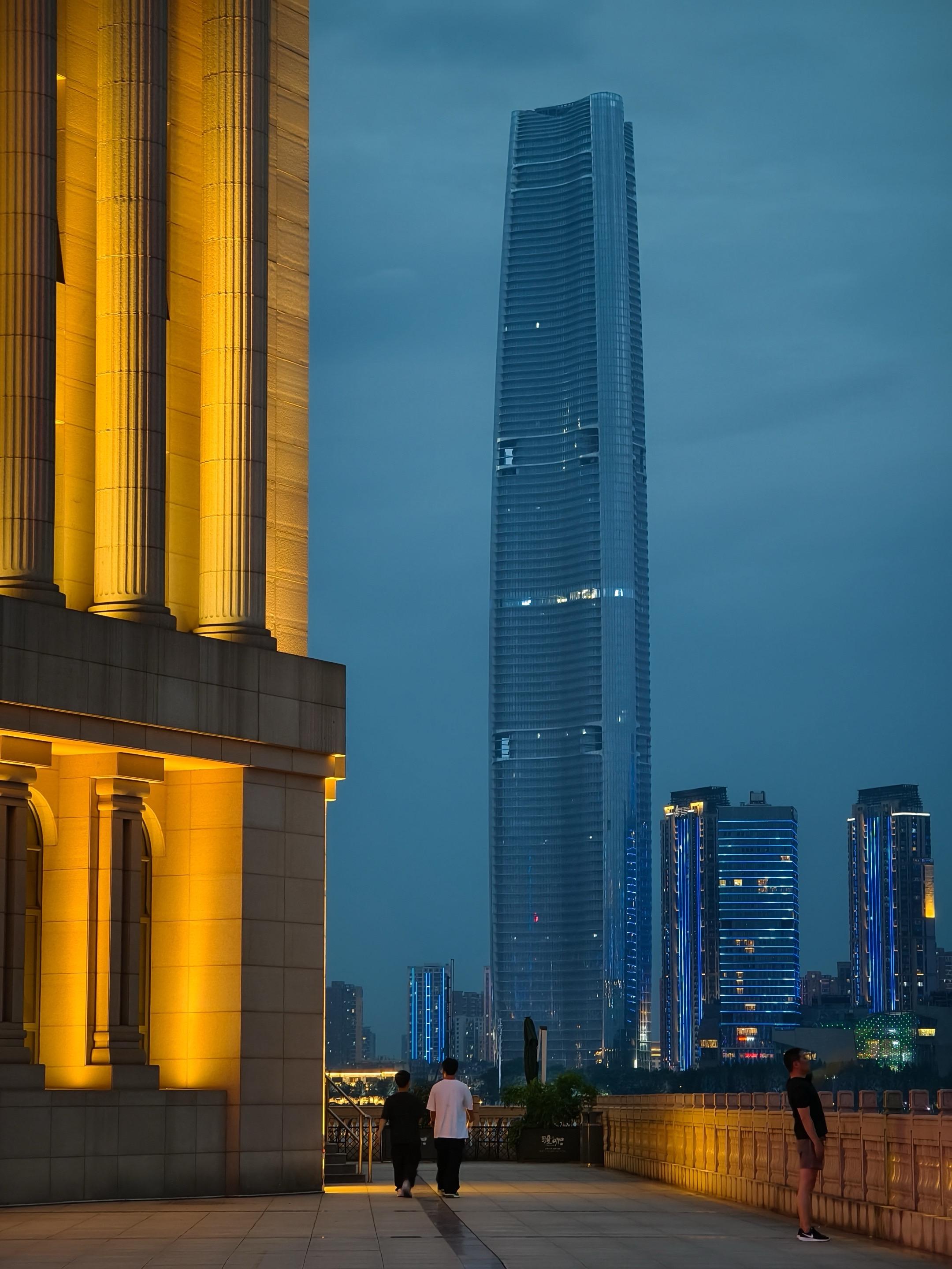武汉江滩的蓝调时刻🌃。武汉汉口江滩，横渡江博物馆旁。 📷vivo ...