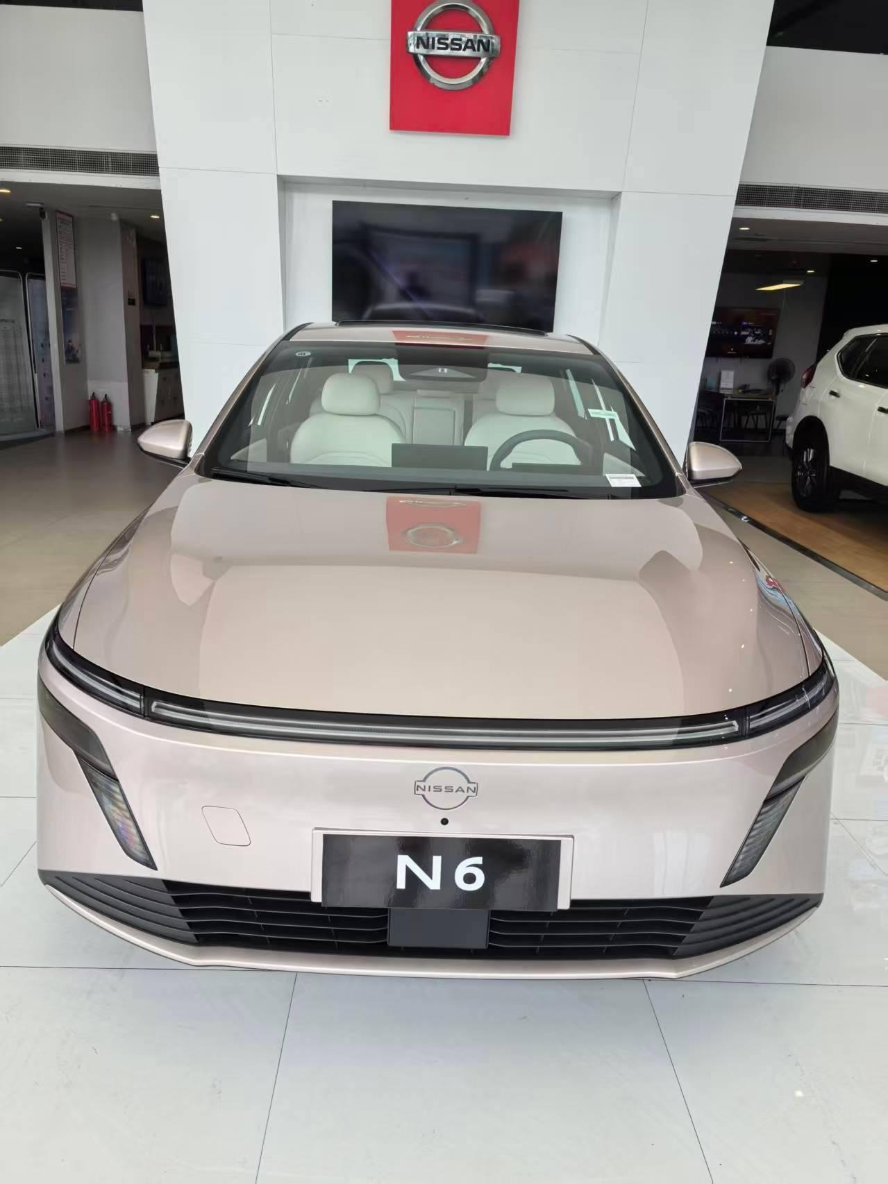 日产N6坐着就是舒服，不愧是“大沙发”，跑长途也不累。车里安静，空间利用得特别好