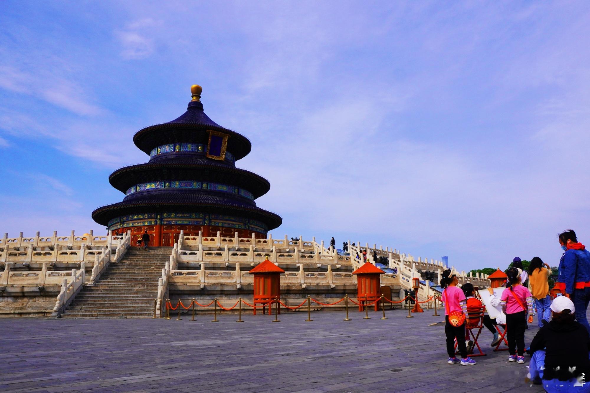 “天坛公园鲜花盛开”北京地标建筑天坛，目前是二月兰，牡丹，芍药等鲜花盛开期，与其