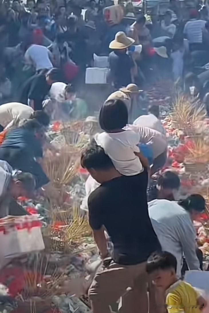 明施孤魂，暗施活人！

不知道这是哪里的习俗，烧完纸钱后，大家一哄而上抢贡品的。