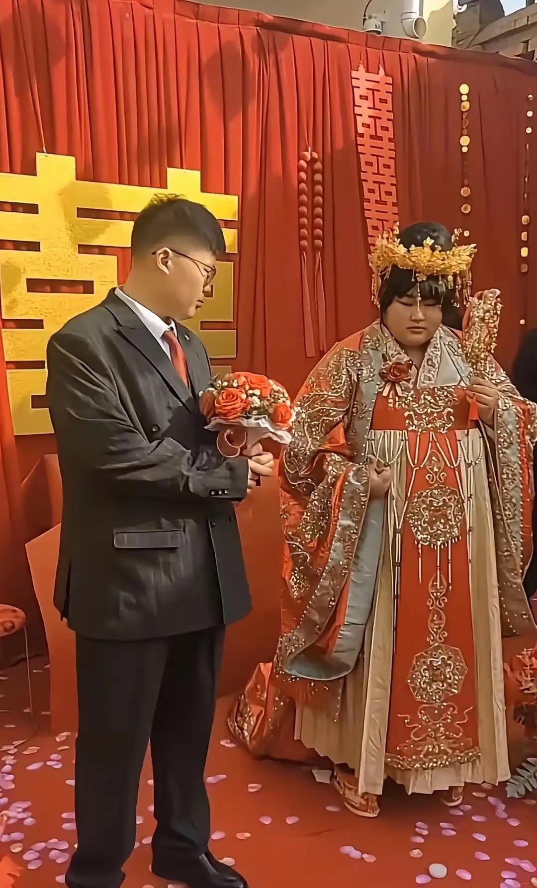 我给我奶奶看朱之文女儿结婚的视频，
我奶奶说了一句大实话，
她说你别看这小姑娘长