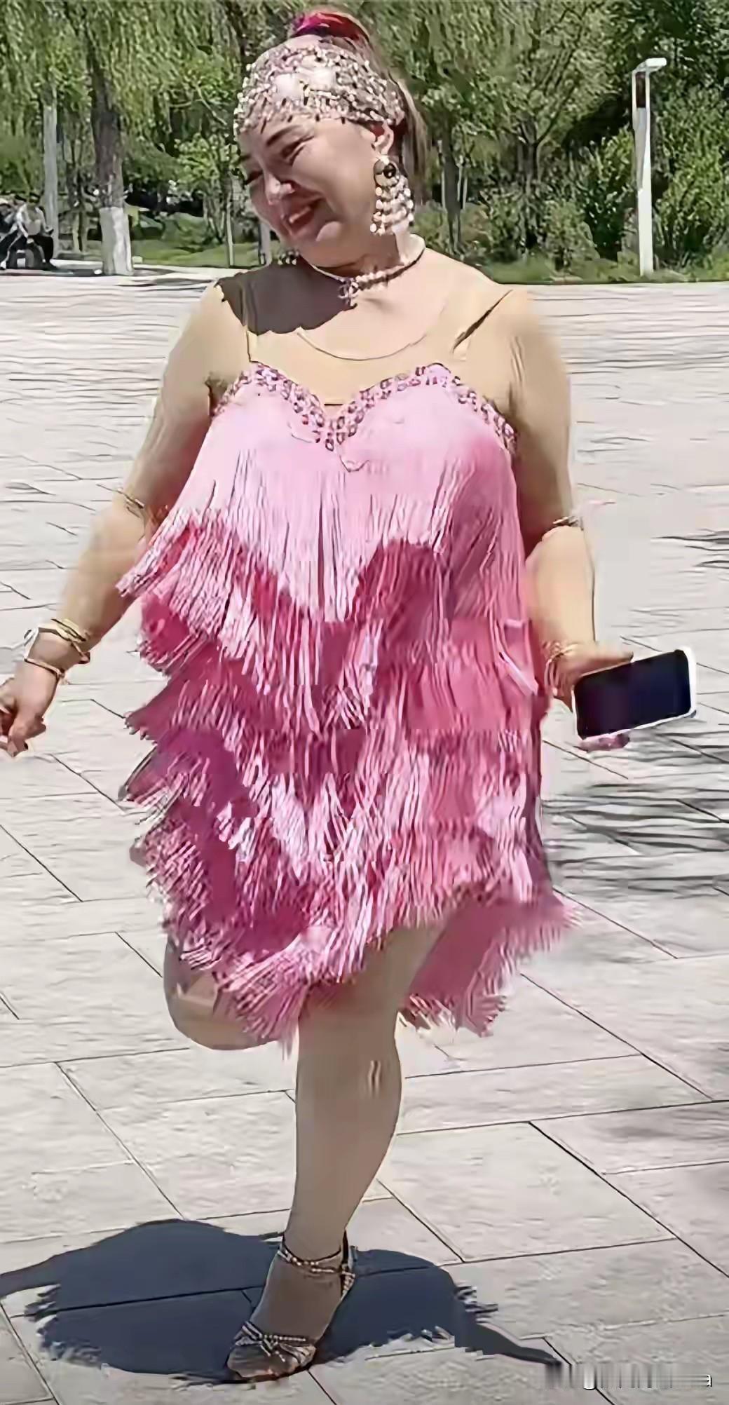 见过爱美的大妈，没见过这么浪的，无所畏惧的！

这大妈，也太自信了，穿着粉色的小